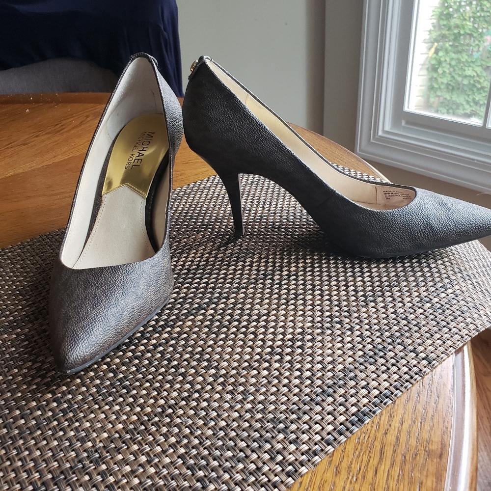 MK signature pumps